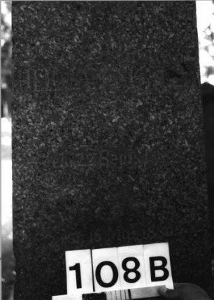 Grabstein 108 (Index: 100085525) Maße HxBxT: 270x58x58 cm Beschreibung: Obelisk, getreppter Sockel: Grabstein 108B