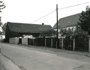 Radebeul, Serkowitzer Straße 27. Ehemaliger Bauernhof. Wirtschaftsgebäude (bezeichnet 1893)