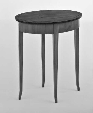 Tisch mit ovaler Platte