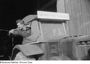 Traktorist auf einem Traktor