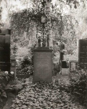 Grabmal für den Maler Hugo Boettinger : Grabmal für den Maler Hugo Boettinger. Stein, Schmiedeeisen. Prag-Vinohrady, Friedhof