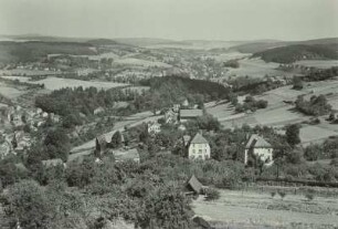 Blick vom Buchberg auf Sebnitz : Sebnitz. Blick vom Buchberg nach Dolní Poustevna (Niedereinsiedel). Tal der Sebnitz und ihrer beiden Quellbäche: Lobendauer Bach (Mitte) und Wölmsbach (rechts), Aufnahme Möbius 1953