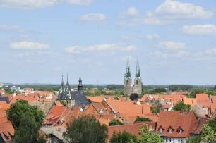 Quedlinburg - Stadtübersicht : Stadtübersicht mit Blasiikirche (vorn) und Nikolaikirche, aufgenommen in Quedlinburg am 17. Juni 2012