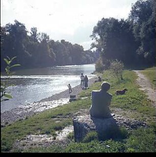 Hansjakob, Gottfried; München - Oberföhring; Isarinsel - Isar, Uferstreifen mit Besuchern