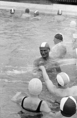 Zurzach, Schweiz: Oberbürgermeister Keidel badet
