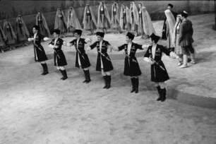 Szenenbilder aus dem Ballett "Gajaneh" von A. Chatschaturjan, Choreographie I. Gruber, mit E. Vesco, Deutsche Staatsoper Berlin, Premiere 21.10.1955