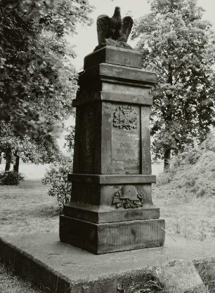 Denkmal für die Gefallenen des 1. Weltkrieges und des Deutsch-Französischen Krieges : Denkmal für die Gefallenen des 1. Weltkrieges und des Deutsch-Französischen Krieges. Sandstein (nach 1871 und nach 1918). Schleife-Rohne, Mulkwitzer Weg