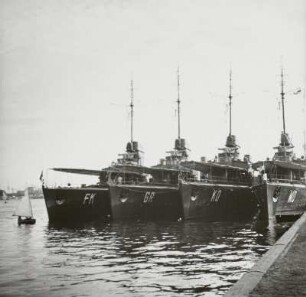 Vier (kleinere) Kriegsschiffe in Dwarslinie am Kai vertäut : Swinemünde. Vier (kleinere) Kriegsschiffe in Dwarslinie am Kai vertäut