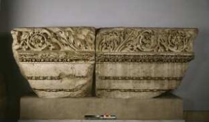 Aus zwei Teilen bestehender Block des Gebälks der Altarhofhallen im Heiligtum des Jupiter Heliopolitanus