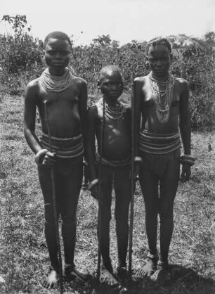 Gruppenportrait : Gruppenportrait dreier Mädchen der Chagga