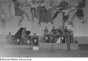 Blick auf die Bühne mit einem Orchester