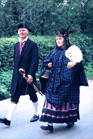 Festumzug, Mann mit Dreispitz, Kniebundhosen, Frau mit Kindertragemantel, Haube