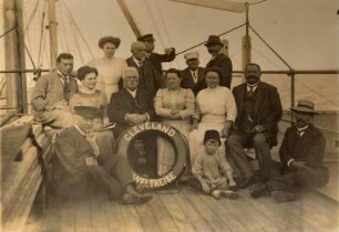 Weltreisen, Bordaufnahmen. Gruppenbild mit Passagieren an Deck der Cleveland