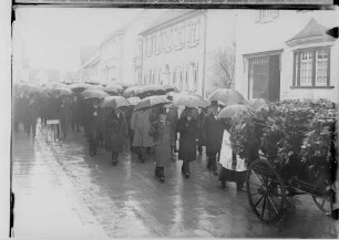 Begräbnis Hermann Ott; Trauergesellschaft in der Antonstraße