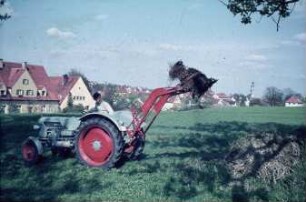 Traktor vor der Landtechnik und Freising im Hintergrund