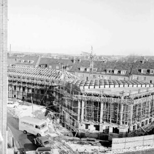 Erweiterungsbau mit Kreistagssitzungssaal [später Gebäude C]: IV. Bauabschnitt: Eindecken des Gebäudes und des Kreistagssitzungssaales: vorn links Bau- und Lieferfahrzeuge: dahinter in der Mitte Baukran: hinten Wohnblock an der Reimer-Hansen-Straße: Blick vom Erweiterungsbau "Hochhaus" [später Gebäude B]: Winter