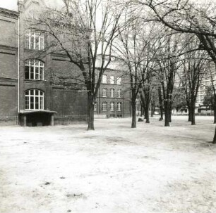 Cottbus. Realschule, Bahnhofstraße 11/Ecke August-Bebel-Straße, 1890, 1893 Erweiterungsbau. Hofansicht des Seitenflügels (Bahnhofstraße)