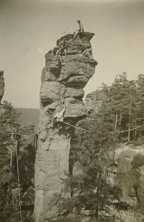 Elbsandsteingebirge. Eiland. Kletterer auf der Krammnadel