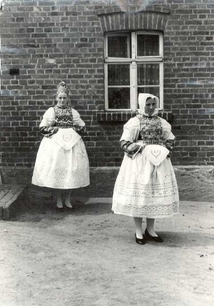 Brautjungfer aus Bluno : Kleidung - Hoyerswerdaer Tracht. Ort: Bluń / Bluno. Brautjungfer (družka) und Brautführerin (zamama)