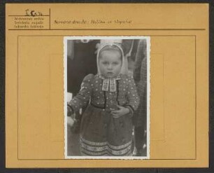 Mädchen in Schleifer Tracht in Schleife. : Holca w Slepjanskej drasće w Slepom.