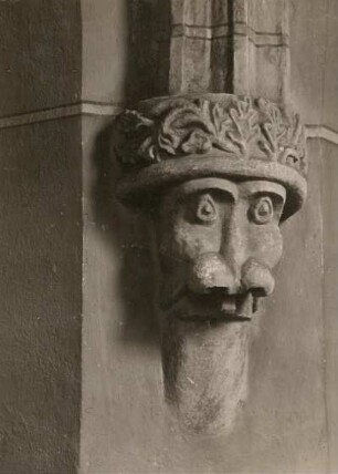 Gotisches Fratzenkapitell : Gotisches Fratzenkapitell. Stein. Döbeln, Nikolaikirche