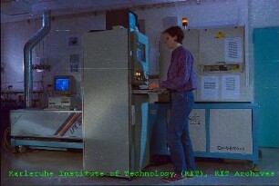 Bedienung der Excimerlaseranlage zur optischen Mikrostrukturierung von Kunststoffbauteilen und Keramiken am Institut für Materialforschung (IMF)