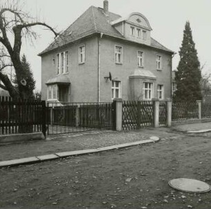 Dresden, Niedersedlitz, Straße mit Erddeckschicht