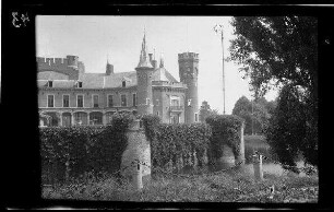 Nicht identifizierbare Ortschaft (Belgien?): Wasserschloss (längerer Gebäudeteil)
