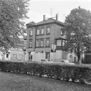 Coswig, Konsum "Eleganter Herr" : Coswig. Ladengeschäft Konsum "Eleganter Herr", Bahnhofstraße 10. Eckansicht