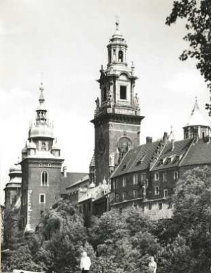 Kraków. Wawel. Kathedrale und Schloß. Ansicht mit Sigismundturm und Uhrenturm von Nordwesten