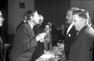 Freiburg: Kolpinghaus; Festabend; Prinz spricht mit (?); am Tisch