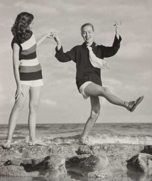 Modeaufnahme, Modelle Eunice Sherman und Theo Graham (Mademoiselle)