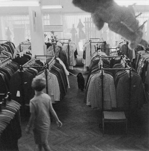 Dresden-Pieschen, Oschatzer Straße 15. Konsum-Kaufhaus "kontakt". Warenträger mit Damen- und Herrenoberbekleidung