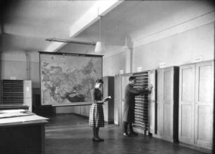 Dresden-Neustadt, Marienallee 12. Sächsische Landesbibliothek, ehemaliges Hauptgebäude der Friedrich-August-Kaserne (1894/1895). Kartensammlung (3. Etage). Raumaufnahme (Teilansicht) mit Kartenschränken