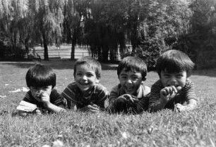 Jungen auf einer Parkwiese
