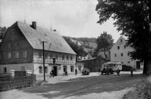 Gasthaus 6 Linden mit Busgarage, Linienbus und Fleischerei Teucher (re.)