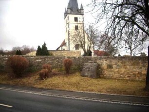 Ansicht von Ostsüdost mit Kirche über Kirchhofmauer (Wehrgang mit Steinbrüstung im 18 Jh abgetragen)-im Vorfdergrund zweite Kirchhofmauer (Erweiterung mit neuer Mauer 1634)