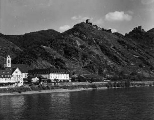 Kamp-Bornhofen. Blick vom Rhein auf die Burgruinen Sterrenberg und Liebenstein. Ansicht mit ehemaligem Franziskanerkloster