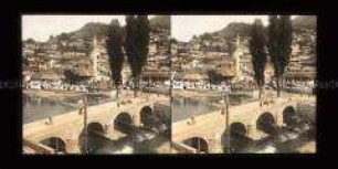 Seher-cehaja Brücke und Blick über Stadtteil zum Friedhof Alifakovac, Stari Grad, Sarajevo