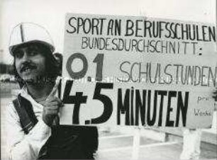 Berufsschüler demonstriert in Westberlin für mehr Sportunterricht an Berufsschulen