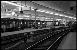 Bern: Bahnsteige und Züge