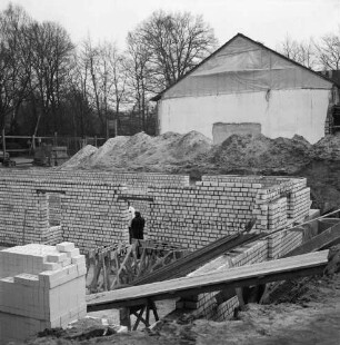 Tremsbüttel-Dorf: Gemeindezentrum: Mehrzweckhalle: Erweiterungsbau mit Bühne und Nebenräumen: Mitglieder der Freiwilligen Feuerwehr und des VfL Tremsbüttel von 1968 e.V. bei der Arbeit an Grundmauern