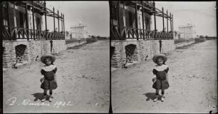 La Baule. Boulevard des Dunes. Kind der Familie Bureau vor dem Grand Hotel de La Baule