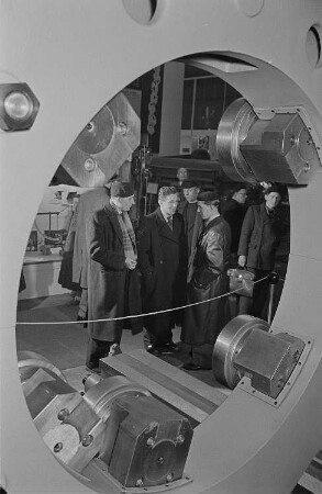 Messebesucher in der tschechoslowakischen Ausstellungshalle vor der Präsentation einer technischen Anlage/Bohrtechnik (?)