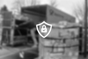 Postfiliale [Name maskiert] Reitbahn: Fahrer [Name maskiert] beim Hochhieven von Rollwagen mit Paketen in Auslieferungs-Lkw: hinten links Bushaltestelle: 16. Dezember 1998