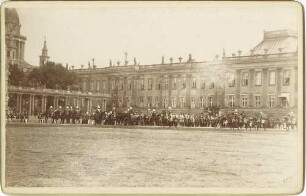 Frühjahrsparade in Potsdam, Kutsche, Offiziere und Soldaten in Uniform, teils zu Pferd, teils stehend vor Stadtschloss in Potsdam, im Hintergrund, links die Garnisonskirche