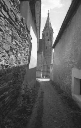 Schwallenbach: Gasse mit Kirche