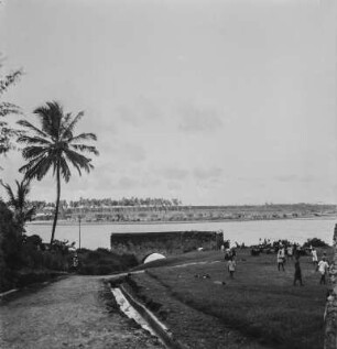 Hafen : Kinder auf einer Wiese am Hafen von Mombasa