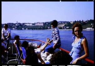 Meersburg: auf dem Schiff, Studenten, Hintergrund Meersburg
