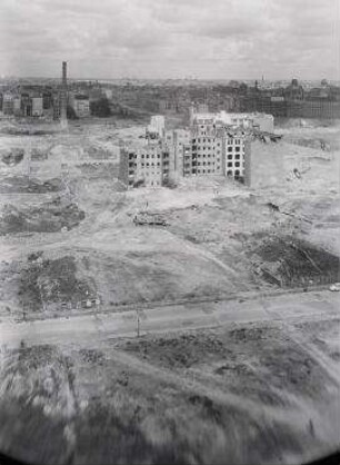 240° Panorama, Bild 6 von 9. Blick entlang der Lobeckstraße vom Landwehrkanal über die Freifläche Ritterstraße Richtung Otto-Suhr-Siedlung. Berlin-Kreuzberg, Wassertorstraße